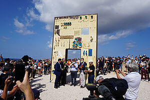 Wiedereröffnung des Denkmals "Tor Europas" durch Pietro Bartolo bei der Gedenkfeier auf Lampedusa für die Opfer der Bootskatastrophe 2013