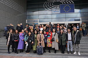Vertreterinnen von Migrant:innen-Vereinen, Gemeinden und NGOs beim Round Table zu Partizipation im EU-Parlament mit EU-Abgeordneten