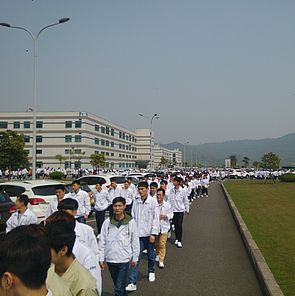 SchülerInnen als ArbeiterInnen in Zwangspraktika auf dem Weg zur Arbeit in der Quanta Fabrik in Chongqing © SACOM