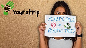 Mädchen hält ein Schild mit den Worten "Plastic free or plastic tree?"