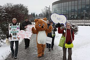 AktivistInnen fordern in Linz faire Arbeitsbedingungen. Sie halten Schilder wie "Hey Disney! Produzier mal fair!"
