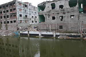 Ruinen der eingestürzten Fabriksgebäude Rana Plaza