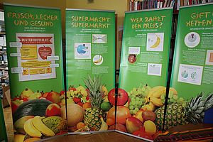 Vier Informationsbanner bei der Ausstellung "Make Fruit Fair!"