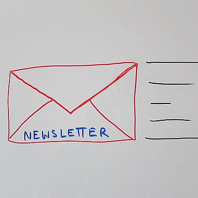 Zeichnung eines sich bewegenden Kuverts. Das Kuvert ist mit dem Wort "Newsletter" beschriftet