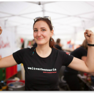 Volunteer beim Südwind Strassenfest. Auf dem T-Shirt als Text "Weltverbesserin"