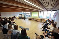 Sitzkreis bei der Winter School im Jugend- und Bildungshaus St. Arbogast in Vorarlberg