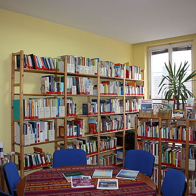 Bücherregale in einer Bibliothek 