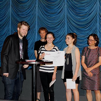 Mehrere Personen auf der Bühne bei der Übergabe des Südwind Filmpreis 