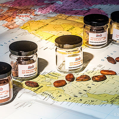 Kakao-Behälter auf einer Weltkarte aufgestellt 