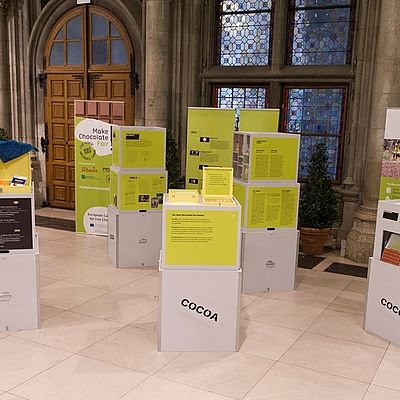 Informationsmaterialien bei einer Ausstellung zu Kakao