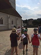 Kinder mit Südwind Fahnen beim FAIRienspiel mit Südwind Niederösterreich