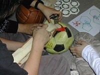 Bei einem Workshop befassen sich Kinder mit der Struktur eines Fußballes