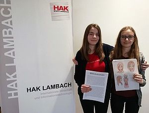 Die Siegerinnen des Write the Change Wettbewerbes Anna Geigenberger und Ida Kostka