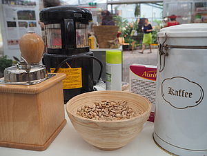 Verschiedene Utensilien für die Zubereitung von Kaffee bei der Ausstellung "Bittersüße Bohnen: Kaffee & Kakao"