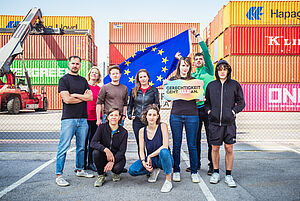 Aktivistinnen der Kampagne Menschenrechte brauchen Gesetze vor dem Containerhafen in Wien