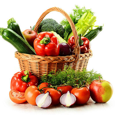 Korb gefüllt mit Obst und Gemüse, beispielsweise Äpfel und Tomaten 