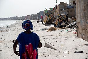 Frau in der Bucht von Hann bei Dakar, Senegal
