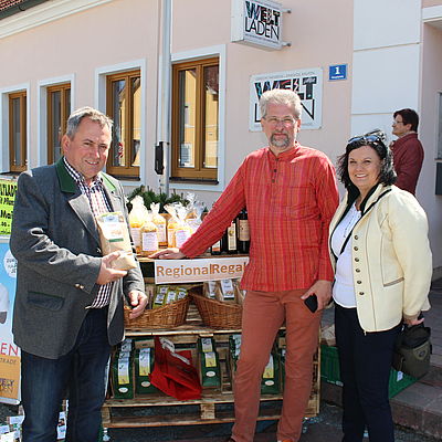 Bürgermeister Karnthaler, Weltladen-Obmann Christian Zettl und Martina Karnthaler in Lanzenkirchen beim WELTLADEN-Fest