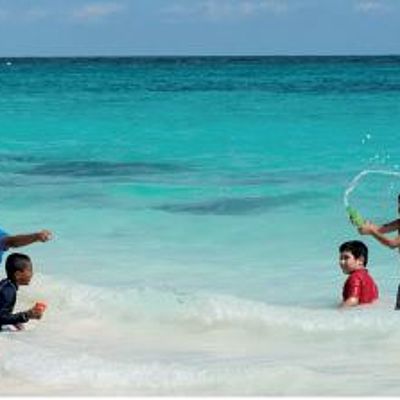 Cover Wasser, vier Kinder spielen am Strand
