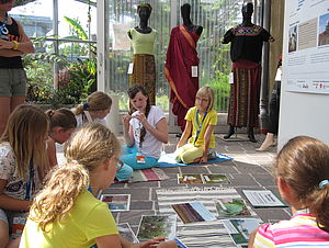 Kinder in der Baumwoll-Ausstellung