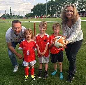 Toni Pfeffer und Ingrid Schwarz mit drei jungen Fußballern