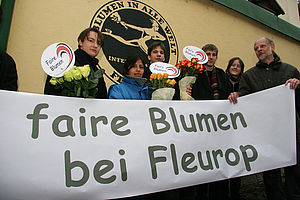 Südwind-AktivistInnen fordern faire Blumen beim Blumenvermittlungsservice Fleurop