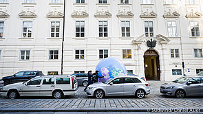 Südwind AktivistInnen mit großer Weltkugel auf den Straßen Wiens