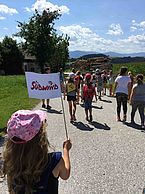 Kinder beim Geocaching in der FAIRTRADE- und Klimabündnisgemeinde Lichtenegg