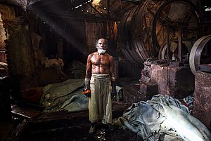 Alter Mann in einer großen Gerberei in Bangladesch