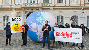 Südwind AktivistInnen mit der Weltkugel, Bannern und Schildern vor dem Außenministerium