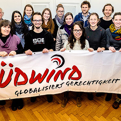 Gruppenfoto Südwind Steiermark mit einem großen Südwind Banner