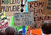 Mehrere beschriebene Schilder bei einem Klima-Schulstreik