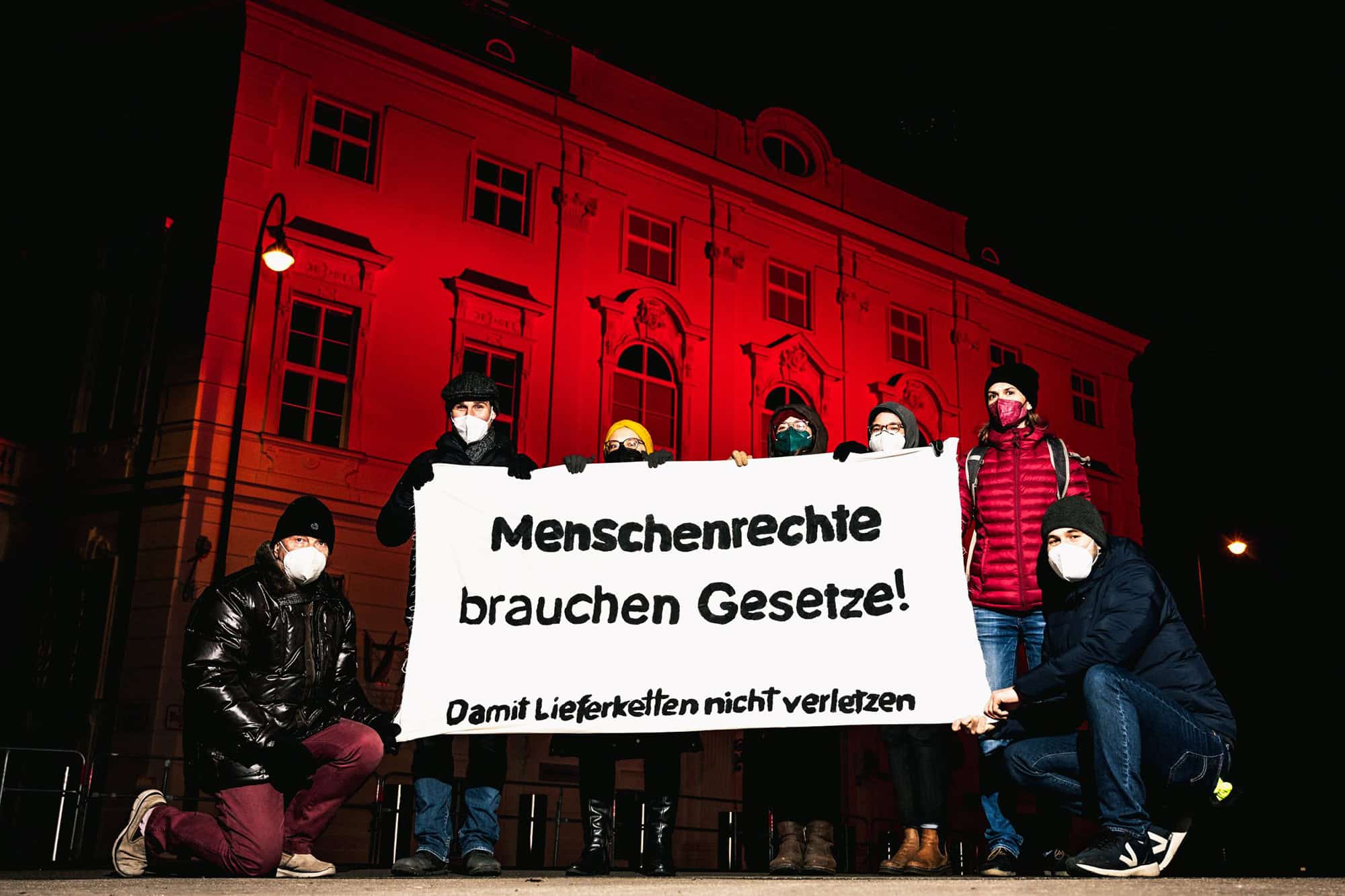 Aktivistinnen fordern strenges Lieferkettengesetz vor dem Bundeskanzleramt