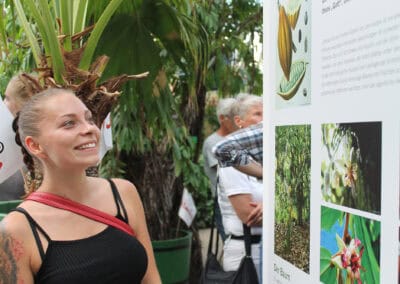 Junge Frau betrachtet ein Ausstellungsplakat