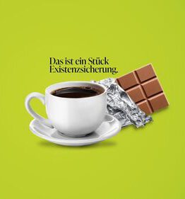 OÖPR24-12784_EZA_Digital_Header_01_ew_es2_rdax_500x281s Auf einem grünen Hintergrund ist ein Tasse und eine Schokoladentafel zu sehen, darüber der Text "Das ist ein Stück Existenzsicherung"