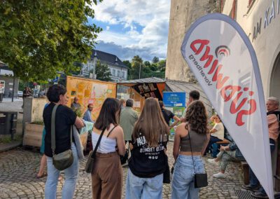 Besucherinnen blicken auf den Ausstellungsraum.