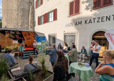 Ausstellungseröffnung mit WISSWAK vor dem Haus am Katzenturm.