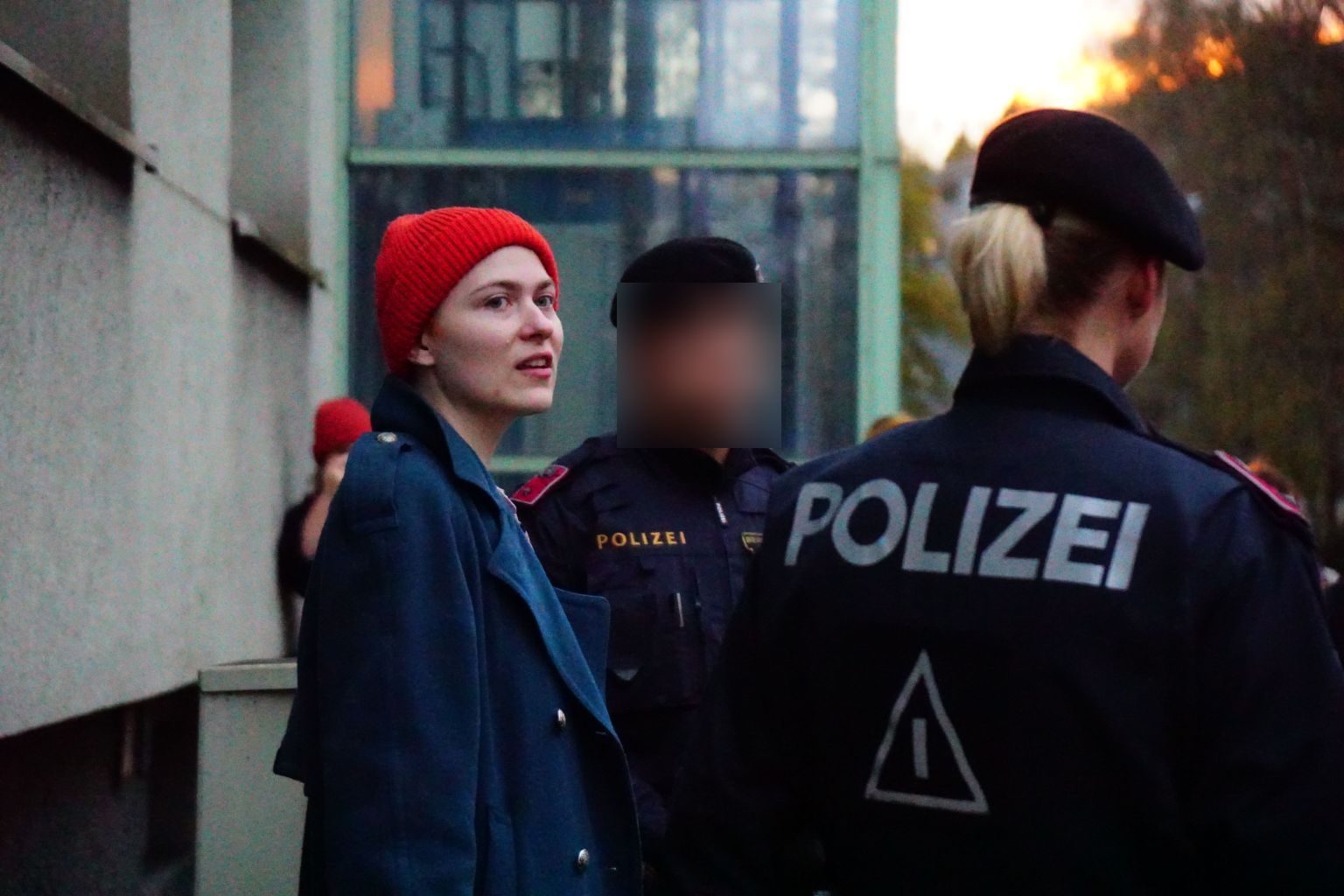 Momentaufnahme der Aktivistin Jelena Saf bei einer Polizeikontrolle