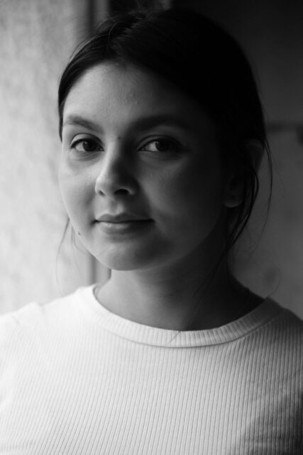 Portrait_Anna Ajlani Eine Potraitaufnahme von Anna Ajlani in Schwarz-Weiß