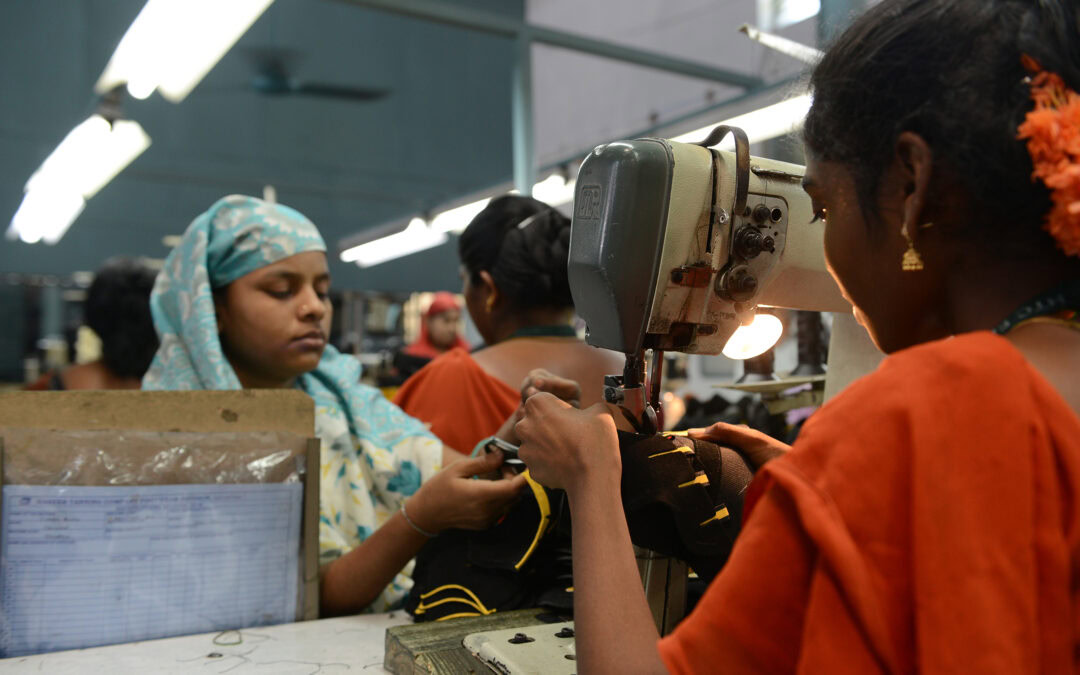 Hitze, Schweiß und Ausbeutung – die unsichtbaren Kosten unserer Kleidung