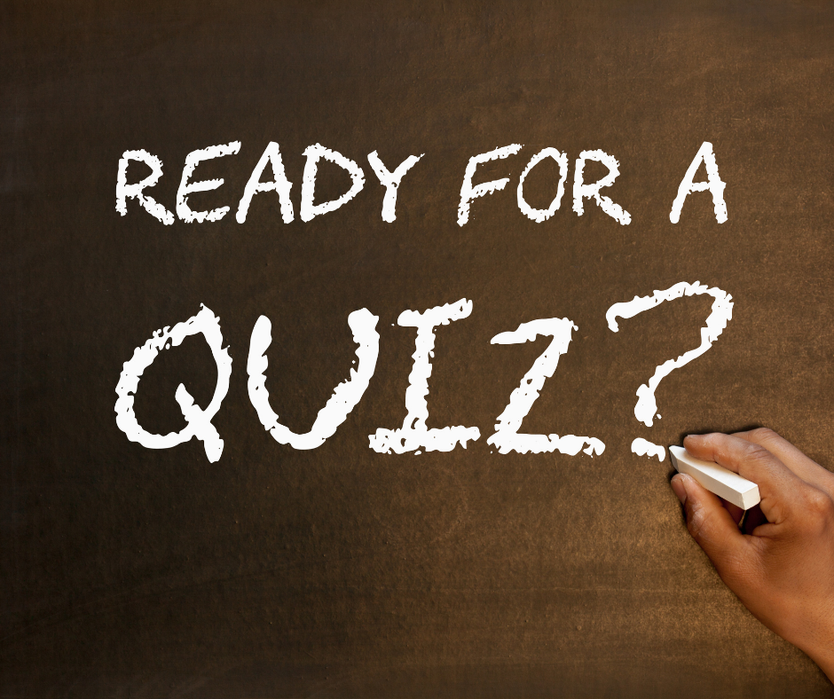 Quiz Eine Hand zeichnet den Schriftzug "Ready for a quiz" mit Kreide auf eine Tafel.