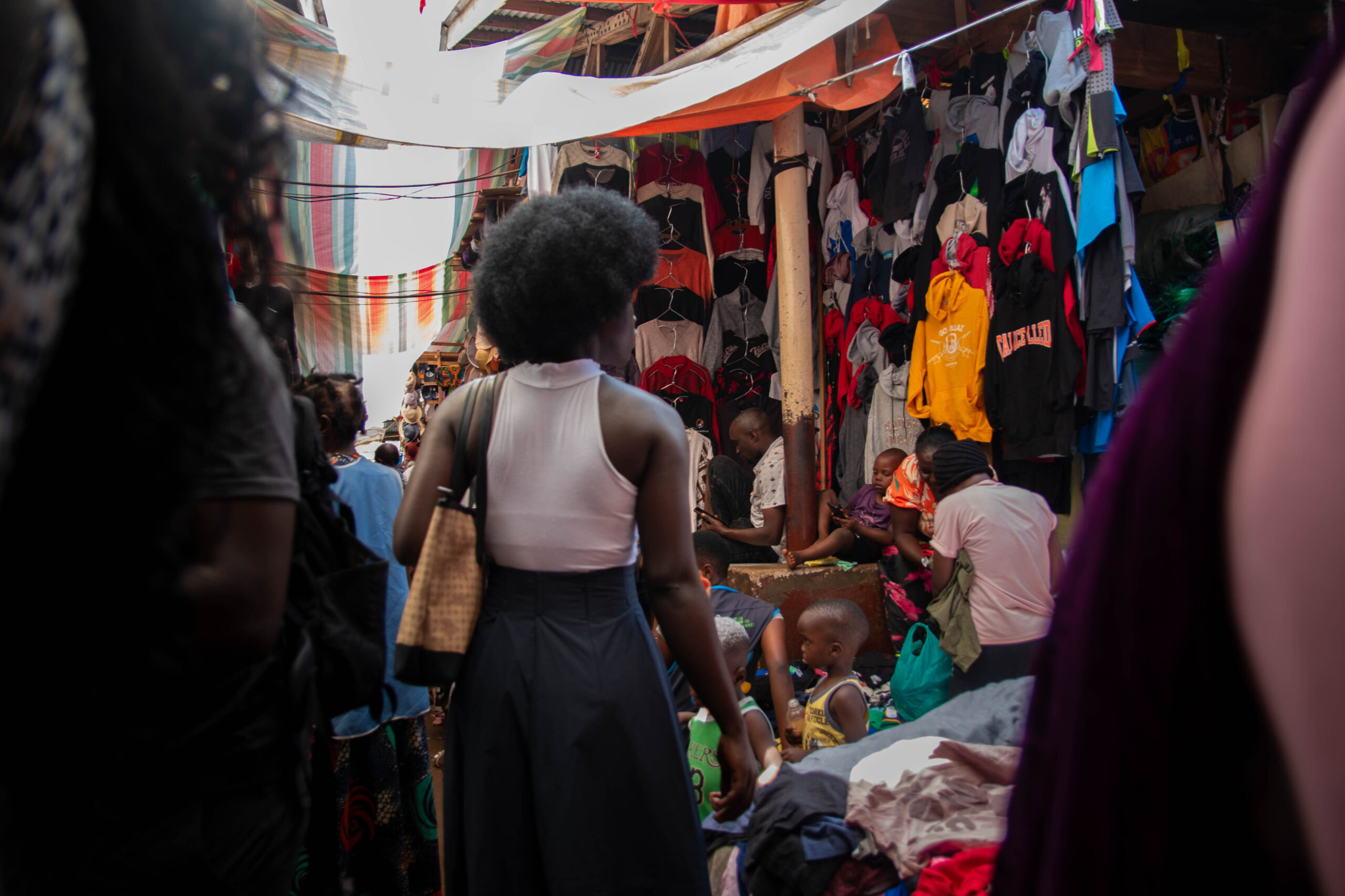 Offener Markt für Kleidung Person vor einem Verkaufsstand für Kleidung