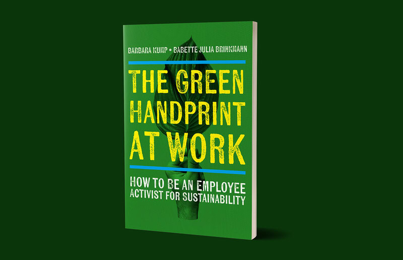Green_handprint_at_work_3D_Version Cover des Buches "The Green Handprint at Work!". Grüner Hintergrund. Eine Hand hält großes Blatt nach oben.