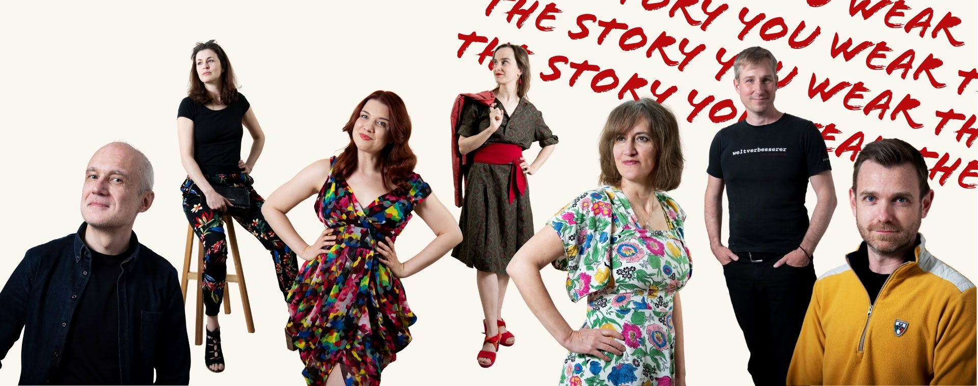 Sujet der Gewinnspiels Just Fashion - sieben Südwind Mitarbeiter:innen posieren in farbenfroher Vintage-Kleidung vor einem Schriftzug, auf dem steht "The Story You wear"