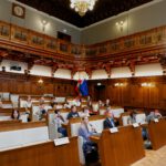 Junge Menschen präsentieren ihr Südwind-Jugendmanifest im Grazer Rathaus