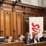 Junge Menschen präsentieren ihr Südwind-Jugendmanifest im Grazer Rathaus