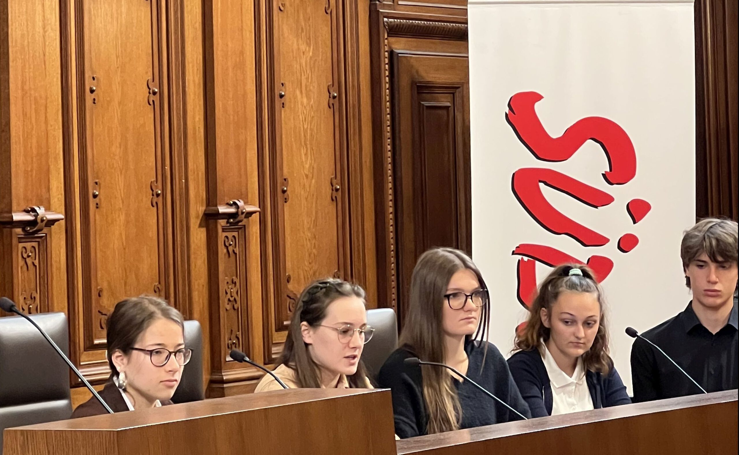 5 Schüler:innen im Rathaus