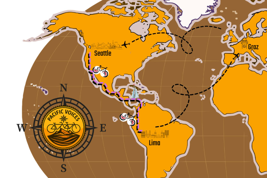 Eine illustrierte Weltkarte mit einer Route, die von Seattle über Lima nach Graz führt. Die Karte zeigt Kontinente in Orange- und Brauntönen sowie Symbole für Flugzeuge und Fahrräder, die die Reiseabschnitte markieren. Im Vordergrund ist ein Kompass mit dem Logo 'Pacific Voices' und drei Fahrrädern abgebildet. Die Route ist mit einer gestrichelten Linie und lila Markierungen hervorgehoben.