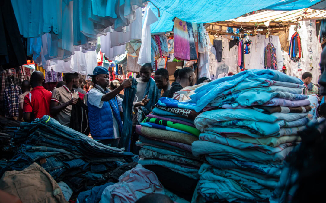 Neuer Südwind-Bericht: Gesundheitsrisiken und prekäre Arbeit prägen den Secondhand-Sektor in Uganda