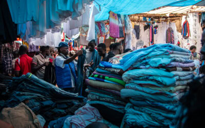 Neuer Südwind-Bericht: Gesundheitsrisiken und prekäre Arbeit prägen den Secondhand-Sektor in Uganda